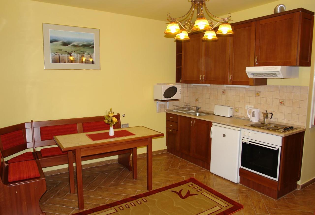 Holdlux Apartmanok Sárvár Екстериор снимка