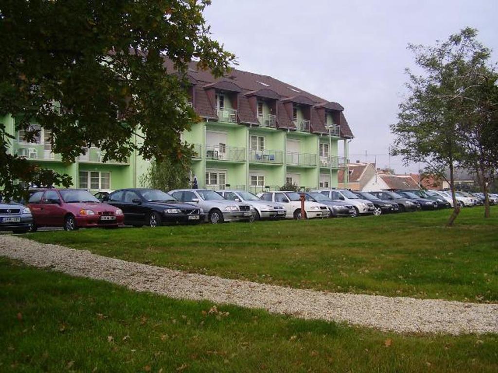 Holdlux Apartmanok Sárvár Екстериор снимка