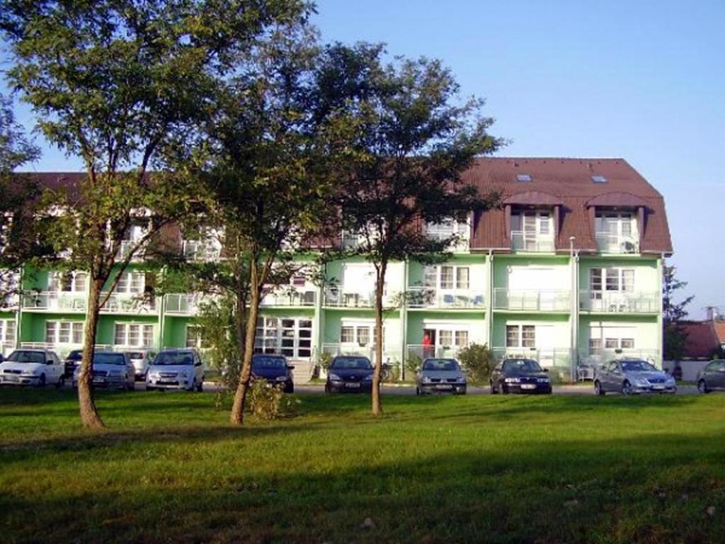 Holdlux Apartmanok Sárvár Екстериор снимка