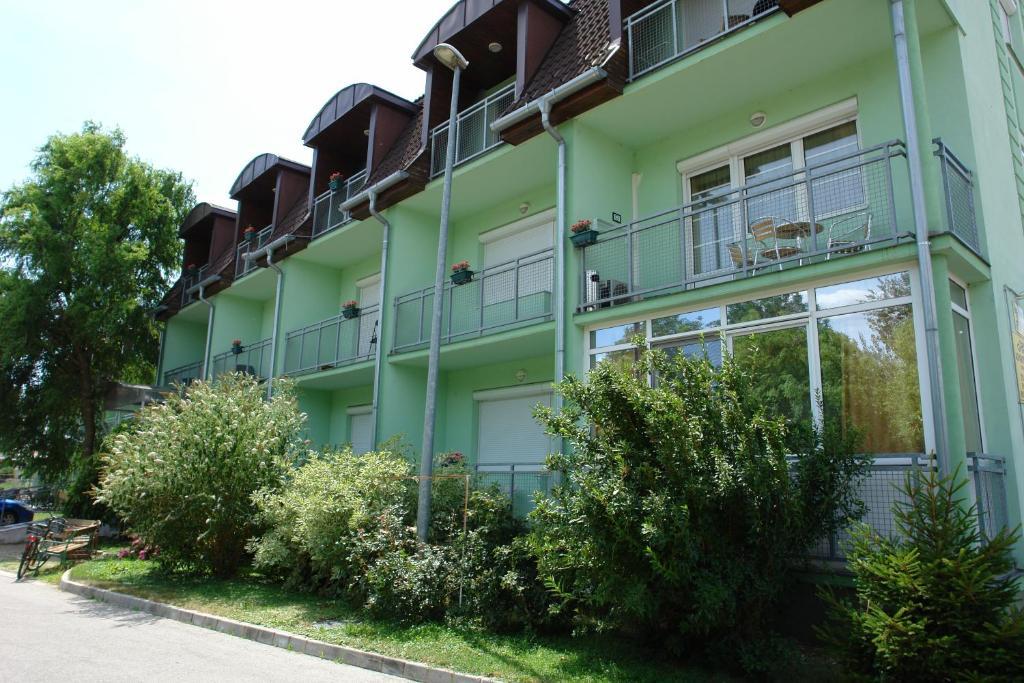 Holdlux Apartmanok Sárvár Екстериор снимка