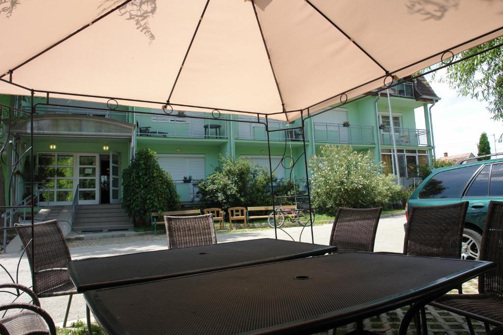 Holdlux Apartmanok Sárvár Екстериор снимка