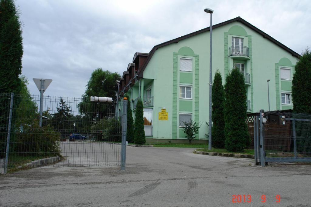 Holdlux Apartmanok Sárvár Екстериор снимка